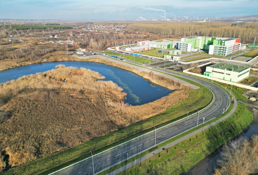 В 2025 году по нацпроекту обновят 2,3 тыс. км дорог к медицинским учреждениям